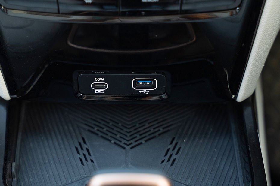 XUV 3XO Gallery Image